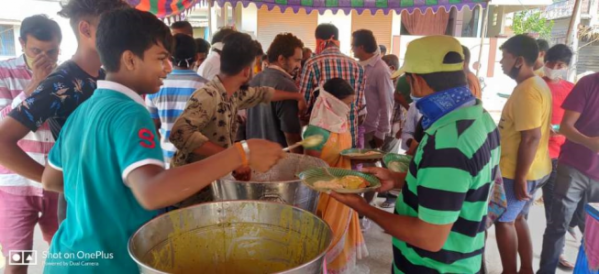 ▲지난달 14일 인도 비사카파트남에서 LG폴리머스 현지 지원단이 피해 지역 주민에게 음식을 제공하고 있다. (사진제공=LG화학)