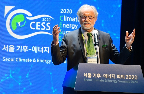 ▲미하엘 라이터러 주한 유럽연합(EU) 대사가 25일 서울 중구 노보텔 앰배서더 서울 동대문 그랜드볼룸에서 열린 ‘서울 기후-에너지 회의 2020(CESS 2020)’에서 기조연설을 하고 있다. 새로운 물결을 맞이하다 ‘포스트 코로나 시대’ 그린뉴딜을 위한 순환경제를 주제로 열린 이날 행사는 재단법인 기후변화센터와 이투데이미디어가 공동 주최했다. 고이란 기자 photoeran@
