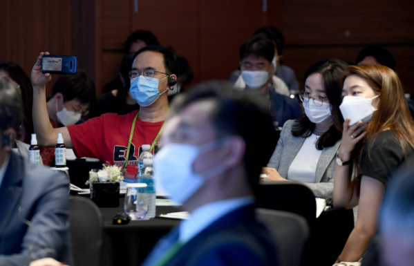 ▲25일 서울 중구 노보텔 앰배서더 서울 동대문 그랜드볼룸에서 열린 '서울 기후-에너지 회의 2020(CESS 2020)'에서 참석자들이 연사의 강연을 경청하고 있다. 새로운 물결을 맞이하다 '포스트 코로나 시대' 그린뉴딜을 위한 순환경제를 주제로 열린 이날 행사는 재단법인 기후변화센터와 이투데이미디어가 공동 주최했다. 신태현 기자 holjjak@ (이투데이DB)
