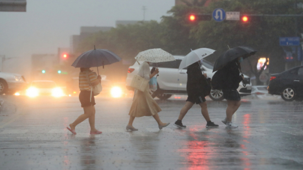 ▲거센 빗줄기가 쏱아지는 가운데 시민들이 우산을 쓰고 걸어가고 있다.  (연합뉴스)