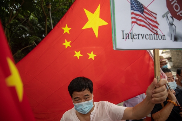 ▲홍콩에서 26일 친중국 시위자들이 미국의 개입에 반대한다며 중국 깃발을 들고 미국 영사관으로 행진하고 있다. 홍콩/EPA연합뉴스 

