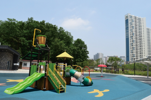▲향동천공원 어린이 놀이시설은 아이들과 시간을 보내기 좋은 환경을 갖췄다.