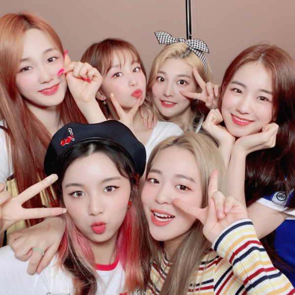 ▲woo!ah!(우아!) 멤버들이 영상통화 팬사인회를 마치고 인증샷을 찍었다.(사진출처=woo!ah!(우아!) 공식 트위터)