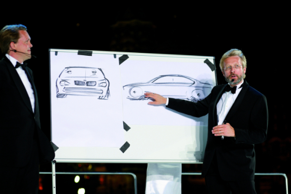 ▲크리스 뱅글은 자동차 업계 최초의 디자인 프로모터였다. 이례적으로 제품 개발의 뒷면에만 자리하던 디자이너들이 속속 전면에 나서기 시작한 때였다. 2007년 모스크바에서 열린 BMW 5시리즈 론칭에 나선 뱅글(오른쪽)의 모습.  (사진제공=BMW그룹미디어)