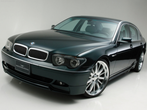▲크리스 뱅글이 디자인한, 2001년 등장한 BMW 4세대 7시리즈의 모습. 보수적인 독일 고급차 브랜드로서 파격적인 디자인을 선보였다. 크리스 뱅글의 작품이다.  (사진제공=BMW그룹미디어)