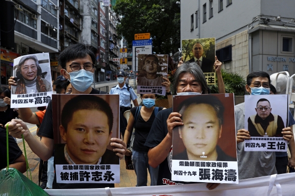 ▲홍콩 시위대가 25일 중국에 구금된 민권운동가ㆍ변호사 등의 사진을 들고 ‘홍콩 국가보안법’(홍콩보안법) 철회, 인권 보호와 자유를 요구하면서 거리행진을 하고 있다. 홍콩/AP연합뉴스

