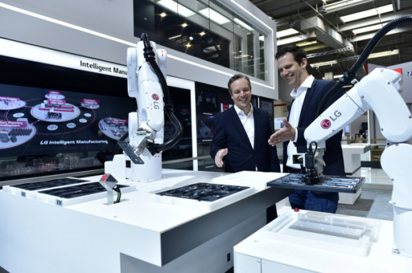 ▲LG전자가 지난해 ‘하노버 메세 2019(Hannover Messe 2019)’에서 선보인 산업용 자율주행로봇 모바일 매니퓰레이터 (사진제공=LG전자)