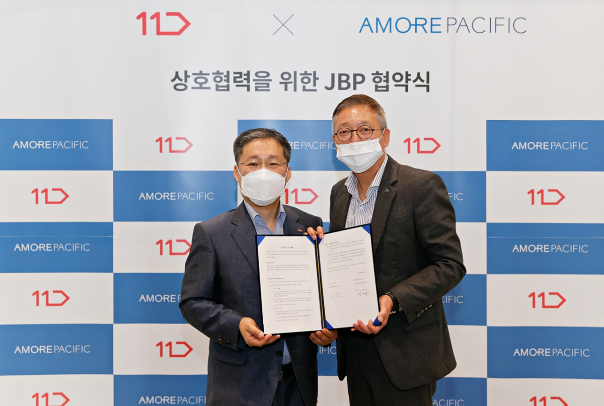▲아모레퍼시픽 안세홍 대표이사(오른쪽)와 11번가 이상호 사장이 '아모레퍼시픽과 11번가의 상호협력을 위한 JBP 협약식'에서 협약서를 들어보이고 있다. (사진제공=아모레퍼시픽)