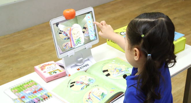 ▲
스마트디지털교육 웅진씽크빅이 증강현실(AR) 기술을 적용해 다양한 직업과 역할을 체험할 수 있는 인터랙티브북 ‘한걸음 먼저 사회탐방’을 출시한다고 1일 밝혔다. (웅진씽크빅 제공)