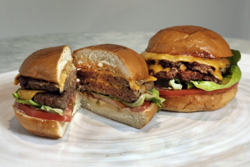 ▲인공고기 패티로 만든 버거(왼쪽)와 실제 고기 패티를 사용한 뉴욕 우마미 버거의 칼리 버거. AP뉴시스
