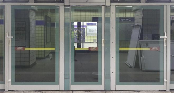 ▲서울교통공사는 양쪽 승강장안전문 가운데 있는 작은 문(갱웨이)를 포함, 비상문 4258개와 접이식 광고판 1499개를 교체할 예정이다. (사진 = 서울교통공사)