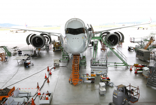 ▲인천국제공항 아시아나항공 제2격납고에 있는 A350 비행기가 정비를 받고 있다.  (사진제공=아시아나항공)