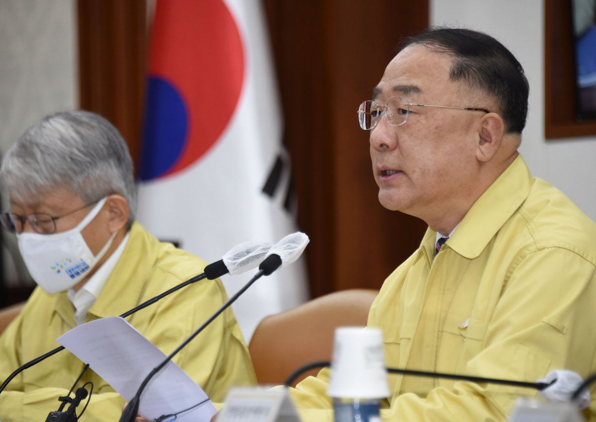 ▲홍남기 경제부총리 겸 기획재정부 장관이 2일 오전 서울 광화문 정부서울청사에서 열린 '제9차 비상경제 중앙대책본부 회의'를 주재, 모두발언을 하고 있다. (사진제공=기획재정부)