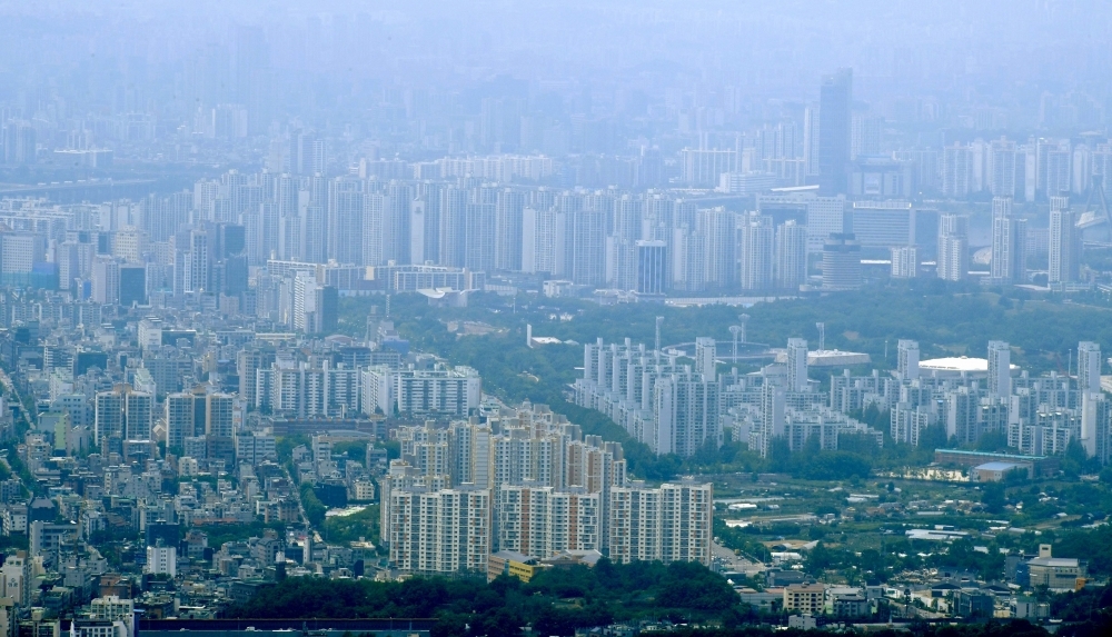 ▲경기 광주시 남한산성에서 바라본 서울 강남 일대에 들어선 아파트 밀집지역 모습. 신태현 기자 holjjak@ (이투데이DB)