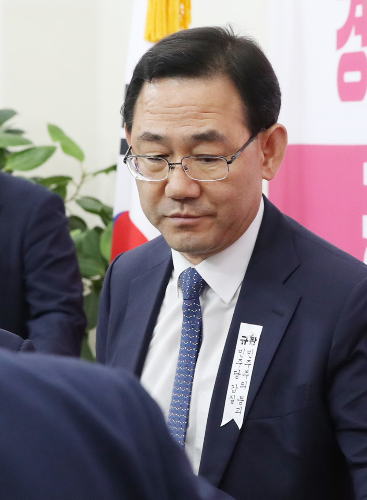 ▲미래통합당 주호영 원내대표가 1일 오후 국회 원내대표회의실에서 비공개 율사출신 의원 회의 관련 브리핑을 마친 뒤 퇴장하고 있다. 주 원내대표는 이날 가슴에 '규탄 민주당 갑질 민주주의 붕괴'라고 적힌 리본을 달았다. (연합뉴스)