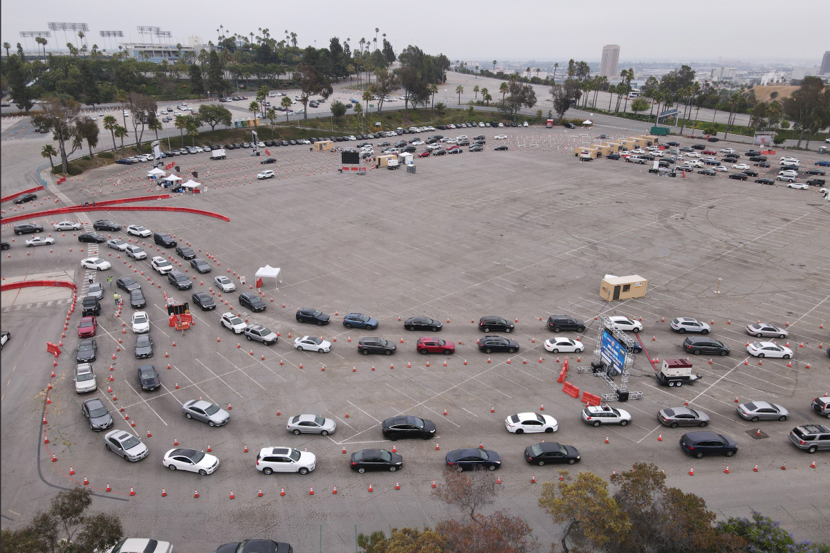 ▲미국 캘리포니아주 로스앤젤레스(LA)의 다저스타디움 주차장에 세워진 드라이브 스루 검진소에 1일(현지시간) 차량들이 길게 늘어서 있다. 캘리포니아주는 최근 미국에서 신종 코로나바이러스 감염증(코로나19) 환자가 가장 많이 늘어나는 지역 중 하나다. LA/EPA연합뉴스