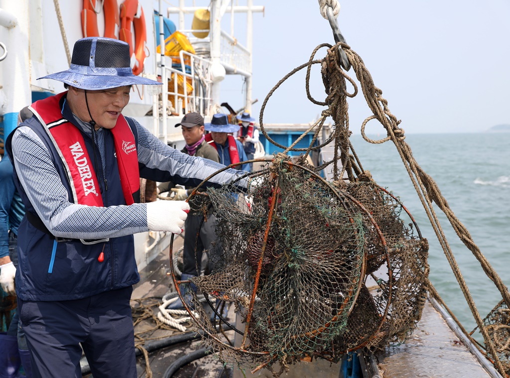 ▲임준택 수협중앙회장이 2일 충남 보령시 대천항에서 어선에 승선해 침적쓰레기 수거 활동을 하고 있다.  (사진제공=수협중앙회)