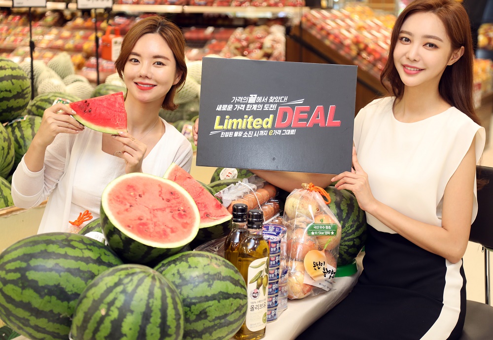 ▲2일 이마트 용산점 농산 매장에서 모델들이 '리미티드 딜' 행사를 소개하고 있다. (사진제공=이마트)