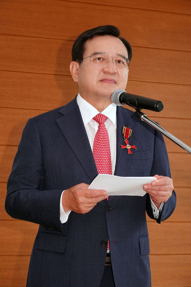 ▲김영진 한독 회장이 1일 서울 성북동 독일대사관저에서 십자공로훈장을 받고 기념촬영하고 있다. (사진제공=한독)