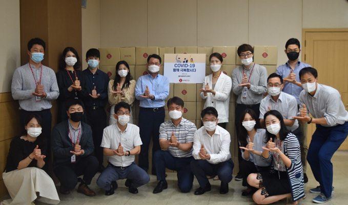 ▲롯데건설 직원들이 주요 파트너사들에 전달한 코로나19 방역 키트의 포장을 마치고 기념촬영을 하고 있다.  (사진 제공=롯데건설)
