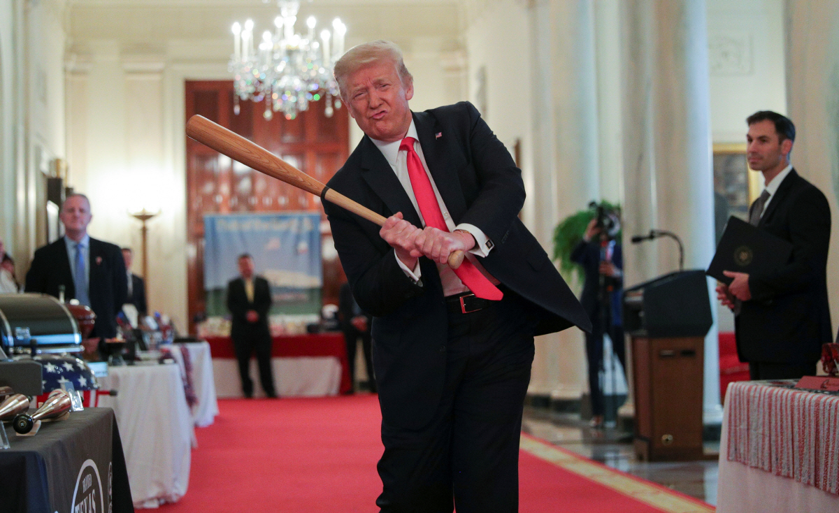 ▲도널드 트럼프 미국 대통령이 2일(현지시간) 백악관 크로스홀에서 열린 ‘스피릿 오브 아메리카 쇼케이스’ 행사에서 나무로 된 야구 방망이를 휘두르고 있다. 워싱턴D.C./로이터연합뉴스