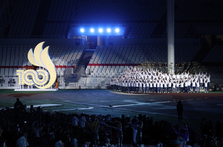 ▲지난해 10월 10일 서울 송파구 잠실 종합운동장 올림픽 주경기장에서 열린 제100회 전국체육대회 폐회식에서 성화 소화가 진행되고 있다. (뉴시스)