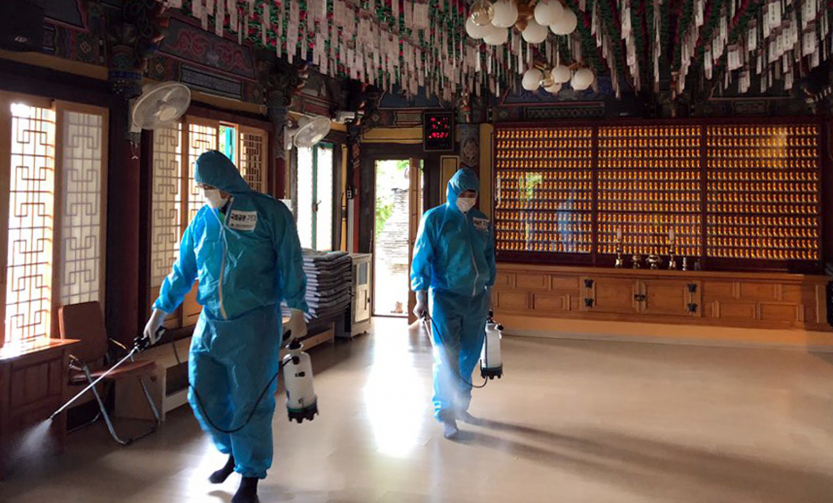 ▲무등산 입구 인근의 사찰에서 신종 코로나바이러스 감염증(코로나19) 확진자가 다수 발생함에 따라 국립공원사무소 직원들이 3일 오전 공원내 다중이용시설 긴급방역을 하고 있다. (뉴시스)