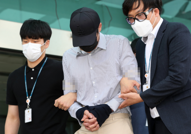 ▲텔레그램 'n번방'에서 아동·청소년 성 착취물을 구매하는 등 아동·청소년의 성보호에 관한 법률(약칭 청소년성보호법) 위반 등으로 구속된 A(38)씨가 검찰로 송치되기 위해 호송차량으로 향하고 있다. (연합뉴스)