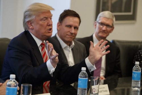 ▲도널드 트럼프 미국 대통령이 2016년 12월 14일(현지시간) 뉴욕 트럼프타워에서 실리콘밸리 리더들과 만나고 있다. 트럼프의 왼쪽으로 피터 틸 페이팔 설립자, 팀 쿡 애플 최고경영자(CEO)가 앉아 있다. 뉴욕/AP뉴시스 
