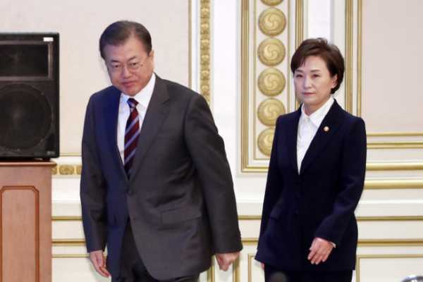▲문재인 대통령(왼쪽)과 김현미 국토교통부 장관. (연합뉴스)
