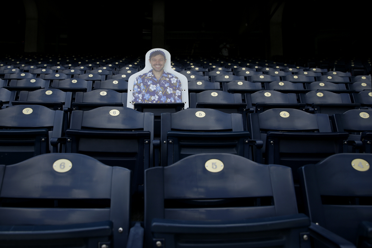 ▲3일(현지시간) 미국 프로야구팀 캔자스시티 로열스의 홈구장 코프먼스타디움 관중석에서 한 팬의 컷아웃 사진이 보이고 있다. 캔자스시티/AP뉴시스
