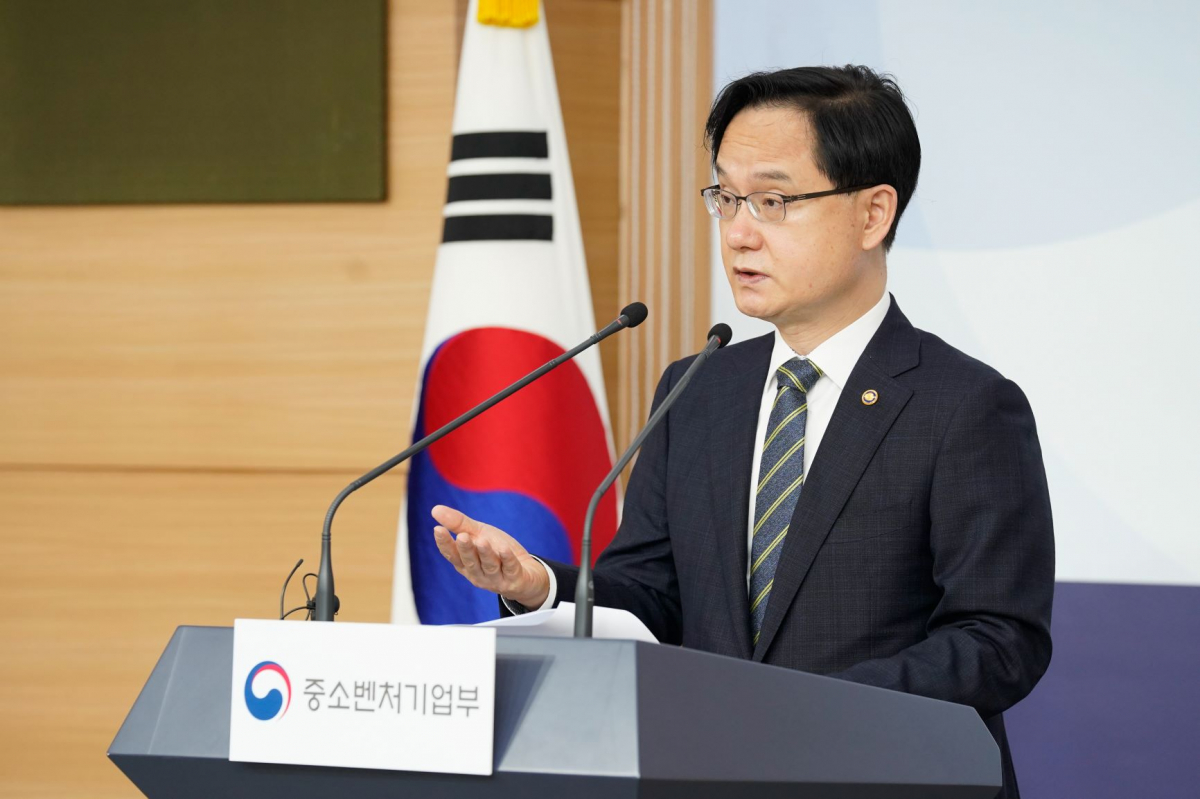 ▲강성천 중기부 차관이 6일 서울 광화문 정부청사에서 브리핑을 하고 있다. (사진제공=중기부)