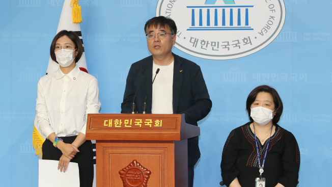 ▲정의당 장혜영 의원(왼쪽부터), 김종민 부대표, 배복주 여성본부장이 6일 오전 서울 여의도 국회 소통관에서 정의당 차별금지법 제정추진운동본부 발족 및 활동계획 발표 기자회견을 하고 있다. (연합뉴스)