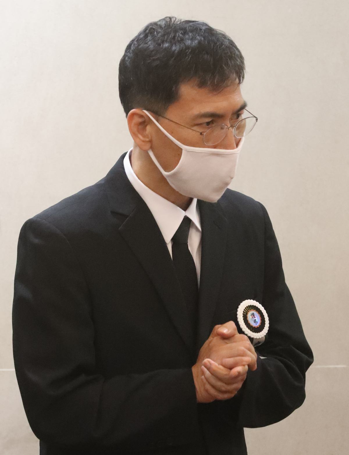 ▲안희정 전 충남지사가 6일 오전 서울 종로구 서울대병원 장례식장에서 조문객을 맞이하고 있다.   (연합뉴스)