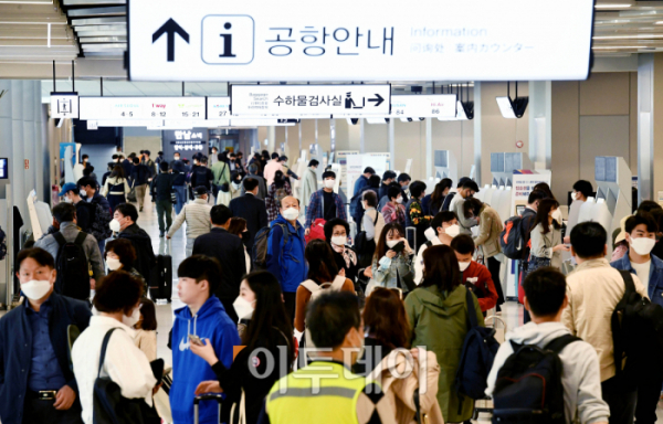 ▲서울 강서구 김포공항 국내선 청사가 승객들로 붐비고 있다. 신태현 기자 holjjak@