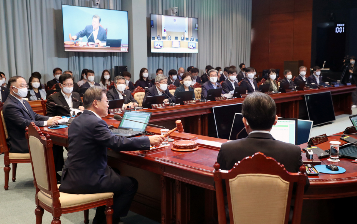 ▲문재인 대통령이 7일 오전 청와대에서 국무회의를 시작하며 의사봉을 두드리고 있다. (연합뉴스)