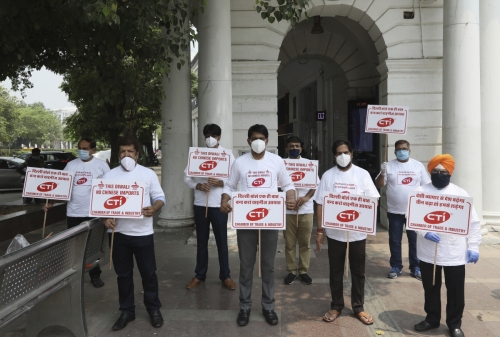 ▲인도 뉴델리에서 3일(현지시간) 시민들이 중국산 수입품 반대를 주장하는 문구를 들고 시위하고 있다. 뉴델리/AP뉴시스
