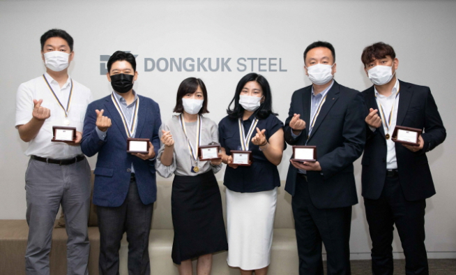 ▲창립 66주년 기념일에 근속상을 수상한 동국제강 직원들이 기념촬영을 하고 있다. 사진제공=동국제강