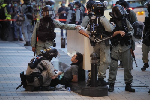 ▲홍콩에서 1일(현지시간) 주권 반환 기념일 시위에 나선 한 남성을 홍콩 경찰들이 체포하고 있다. 홍콩/AP뉴시스 
