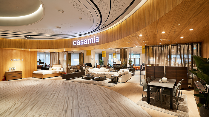 ▲까사미아가 올 해반기부터 고객관계관리 시스템 강화로 보다 세분화된 타깃 마케팅 활동을 이어간다. 사진은 7~8월 중 오픈 1주년 기념 행사를 진행하는 까사미아 센텀시티몰점. (사진제공=까사미아)