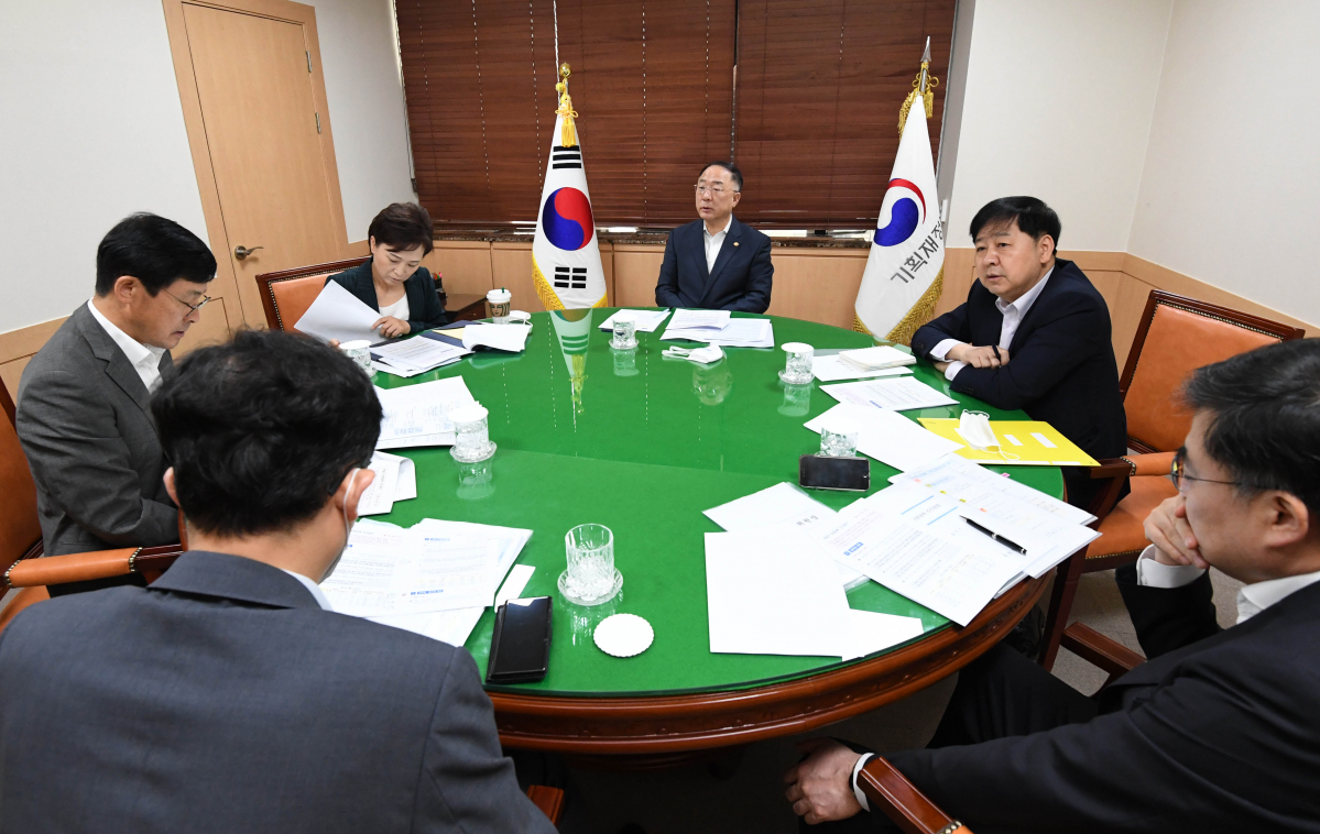 ▲홍남기(오른쪽에서 세 번째) 경제부총리 겸 기획재정부 장관이 7일 서울 광화문 정부서울청사에서 관계장관회의를 열어 부동산시장 대응 방안을 논의하고 있다. 홍 부총리 왼쪽부터 반시계 방향으로 김현미 국토교통부 장관, 이호승 청와대 경제수석, 이형일 기재부 경제정책국장, 손병두 금융위원회 부위원장, 구윤철 국무조정실장. ((사진제공=기재부))