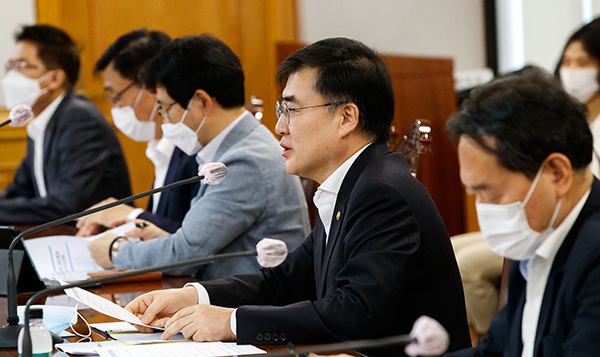 ▲손병두(맨 오른쪽) 금융위원회 부위원장이 7일 서울 중구 은행연합회에서 열린 금융리스크 대응반 회의에서 발언하고 있다.  사진제공 금융위원회