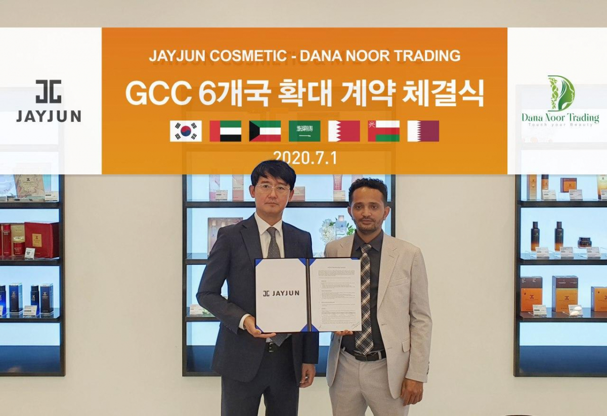 ▲(왼쪽부터)유철 제이준에이치앤비 대표이사, 모하드 다나누어사 (사진제공=제이준코스메틱)