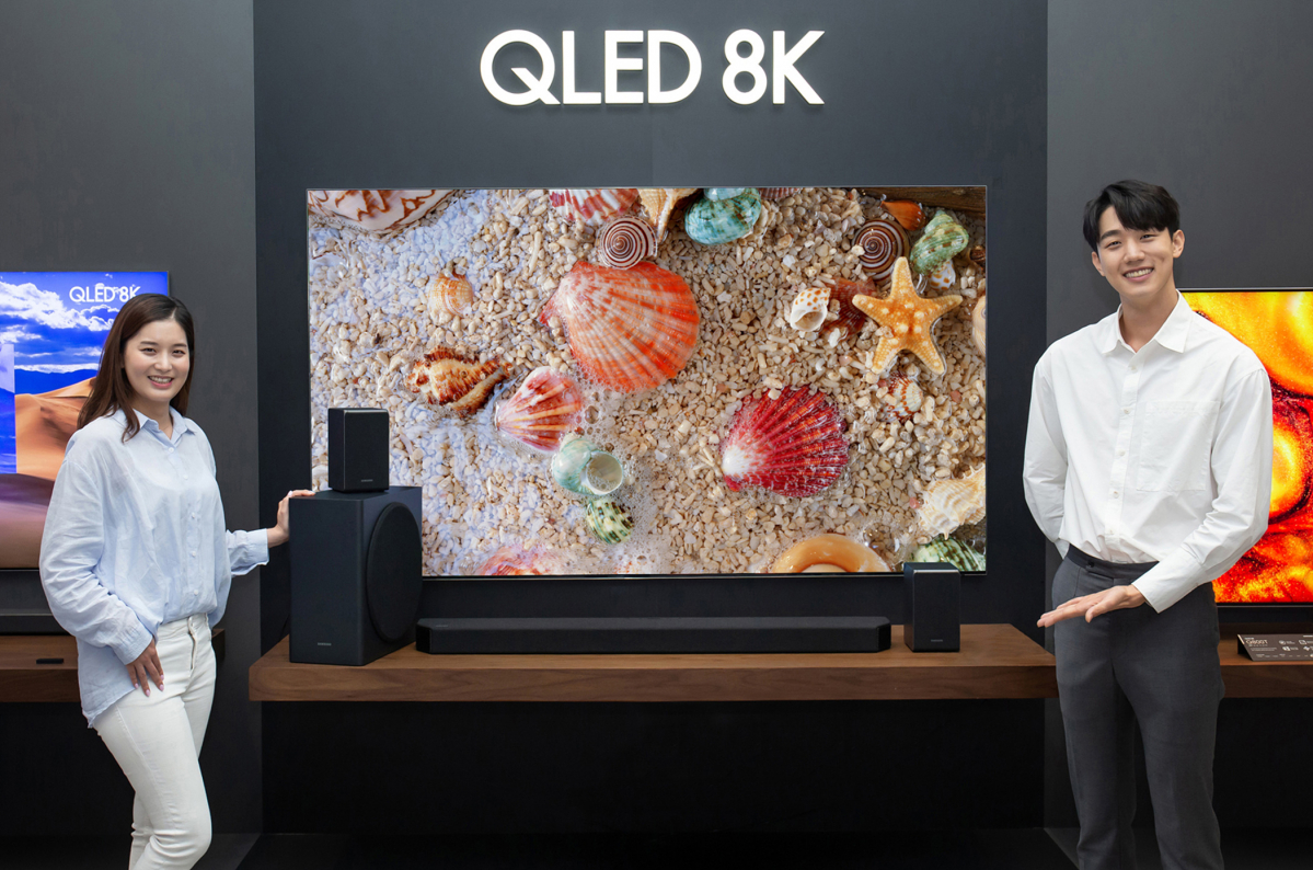 ▲삼성전자 모델이 삼성전자 수원사업장에서 신제품 프리미엄 사운드바 HW-Q950T를 소개하고 있다.  (사진제공=삼성전자)