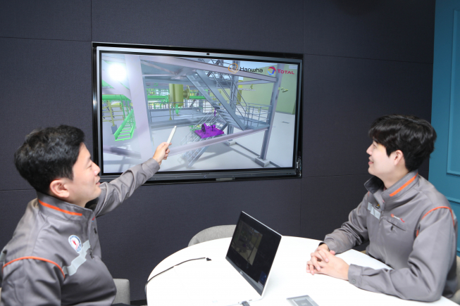 ▲한화토탈 직원들이 공장 설비의 빅데이터를 활용한 포탈시스템을 통해 다양한 정보를 검색 중이다. (사진제공=한화토탈)