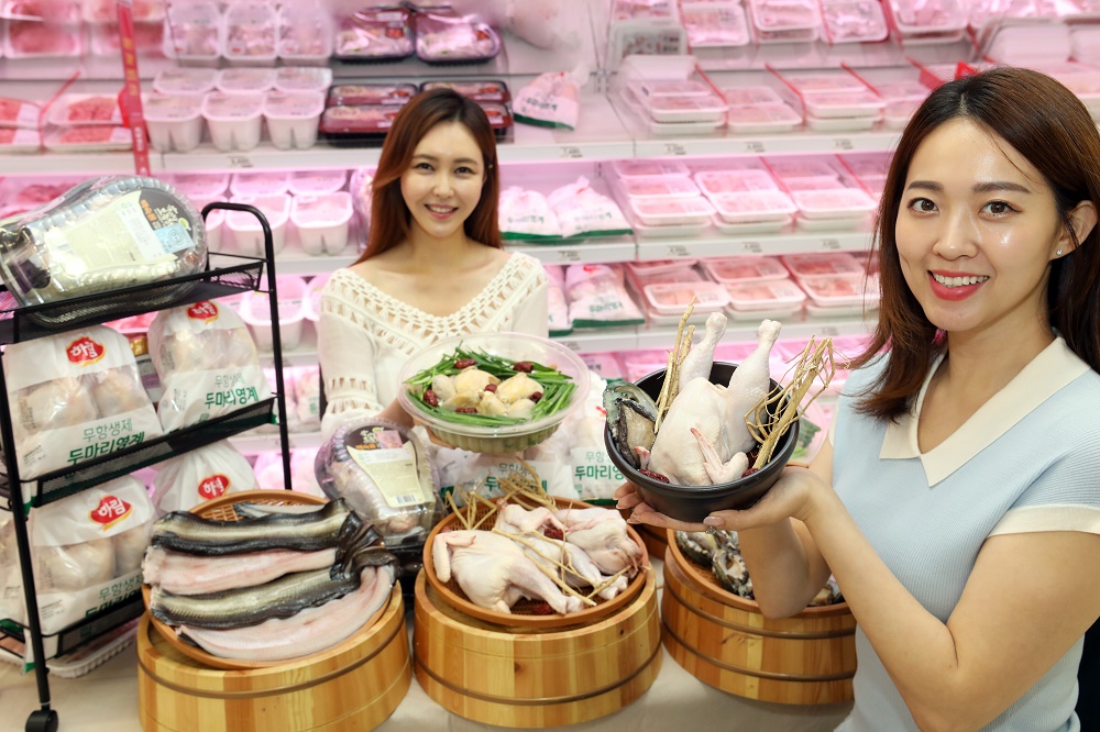▲8일 이마트 용산점 축산코너에서 모델들이 '무항생제 두마리 영계' 및 각종 보양식 행사를 소개하고 있다.  (사진제공=이마트)