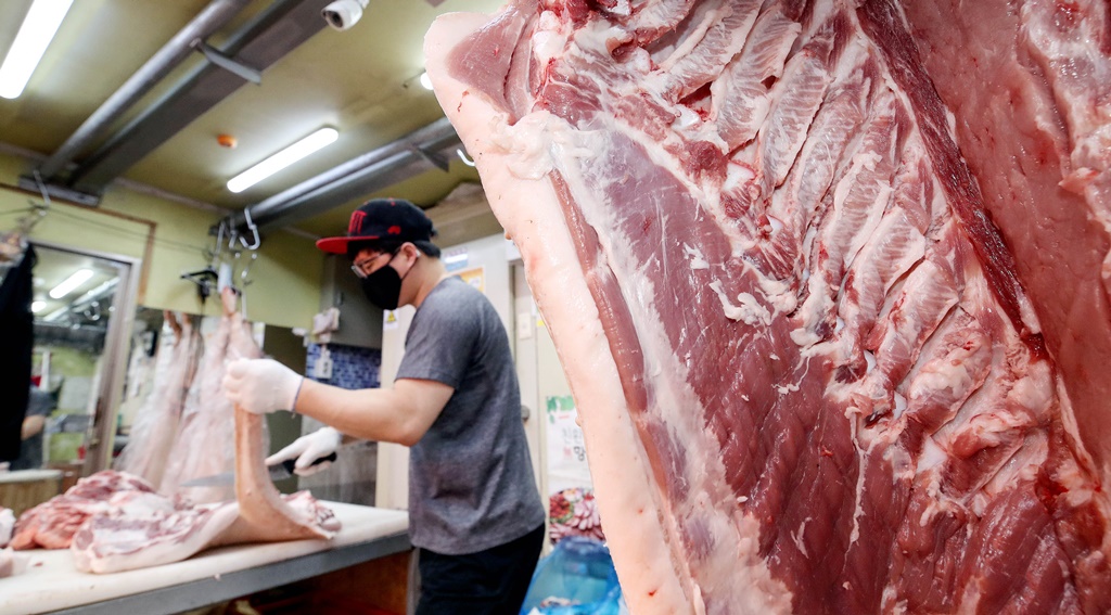 ▲서울 종로구 통인시장 내 한 정육점의 모습.  돼지고기 도매가격은 하락하고 있는 반면 소매가격은 여전히 상승세를 이어가고 있다.  (뉴시스)
