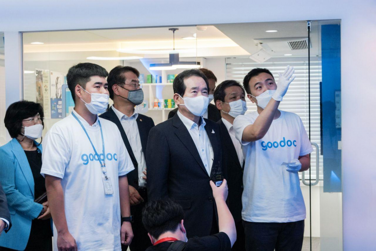 ▲비대면 의료 플랫폼 굿닥 임진석 대표(앞줄 오른쪽), 케어랩스 박경득 대표(앞줄 왼쪽)의 비대면 의료서비스 시연을 참관하고 있는 정세균 국무총리(앞줄 가운데).  (사진제공=케어랩스)