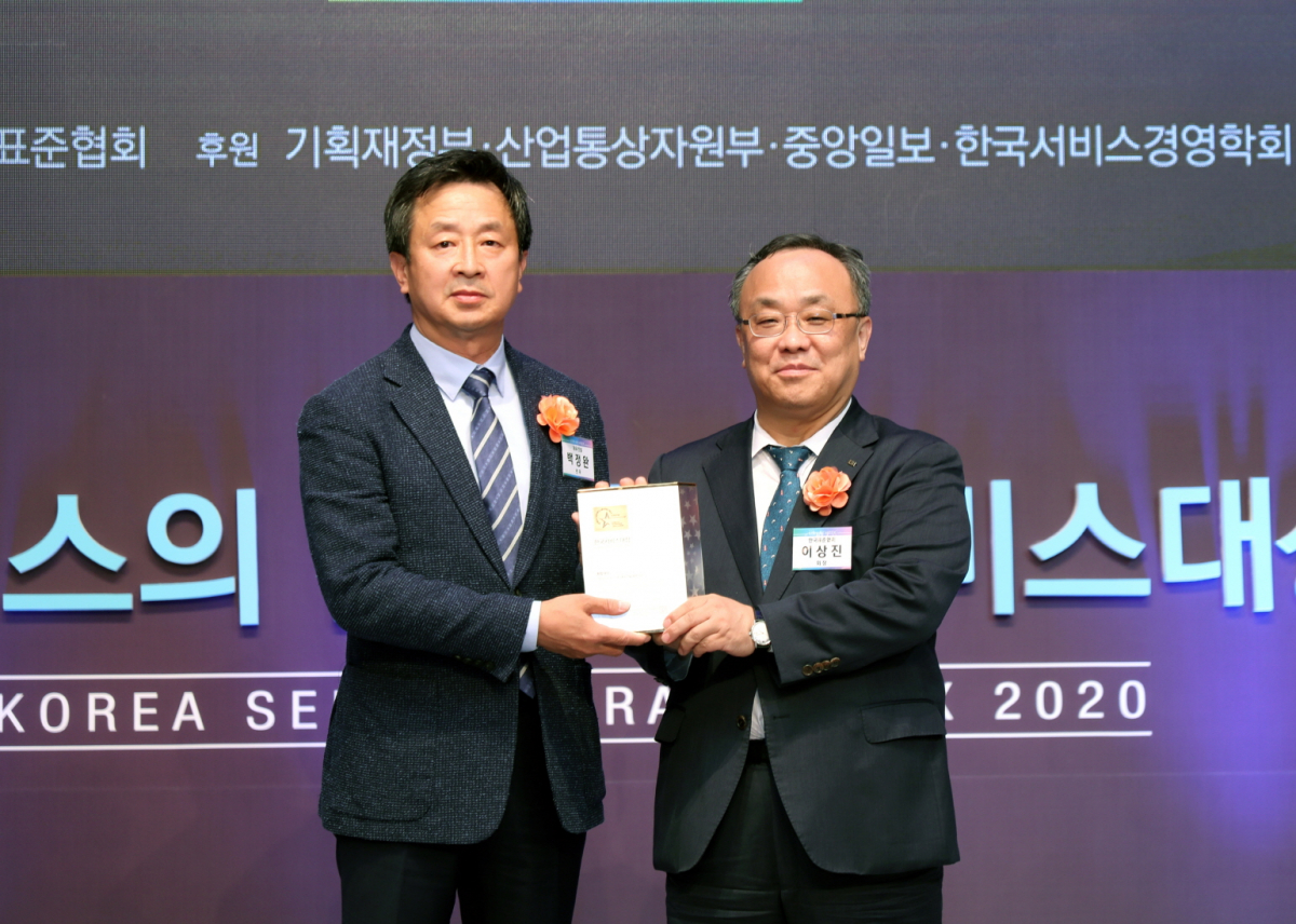 ▲백정완(왼쪽) 대우건설 주택건축사업본부장이 지난 3일 열린 '2020 한국서비스대상 시상식'에서 아파트부문 종합대상을 수상한 후 기념촬영을 하고 있다. (사진 제공=대우건설)