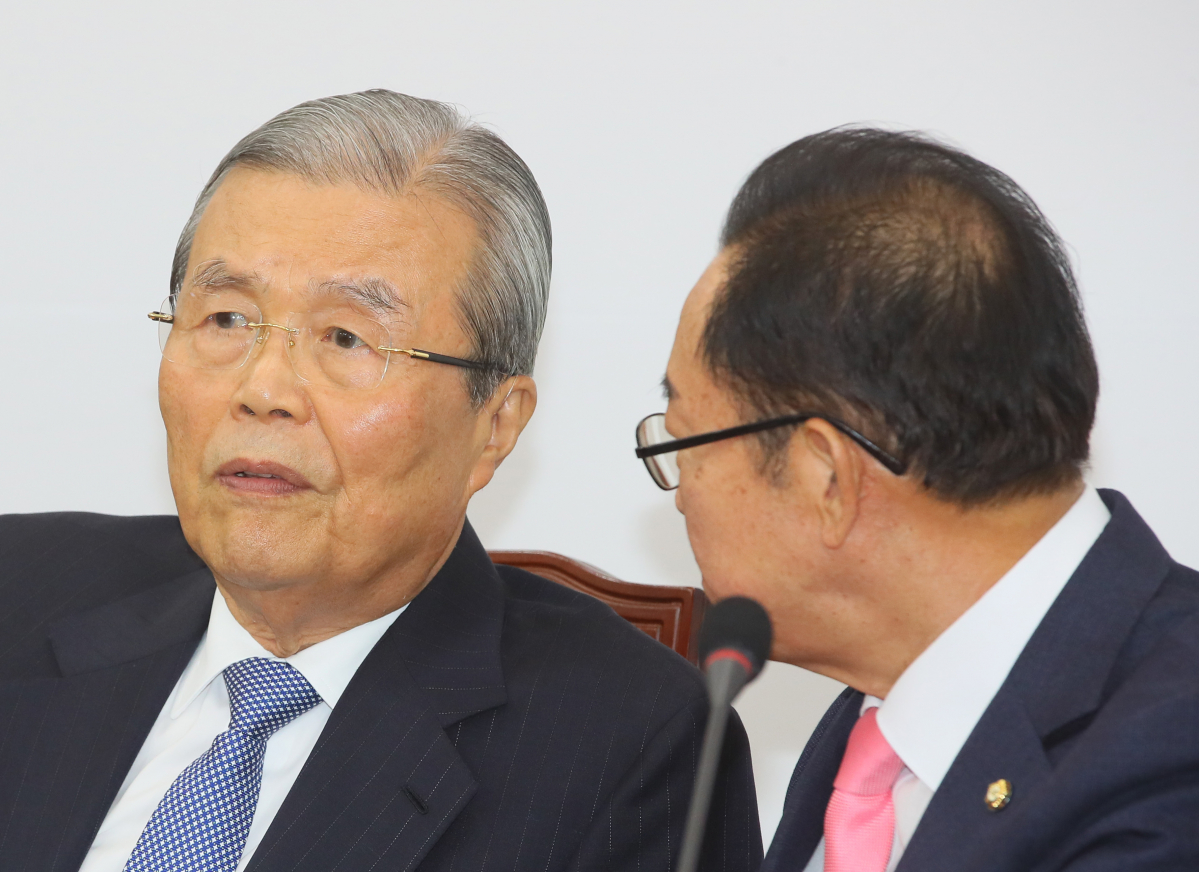 ▲미래통합당 김종인 비대위원장(왼쪽)과 이종배 정책위의장이 9일 국회에서 열린 비상대책위원회에서 논의하고 있다. (연합뉴스)